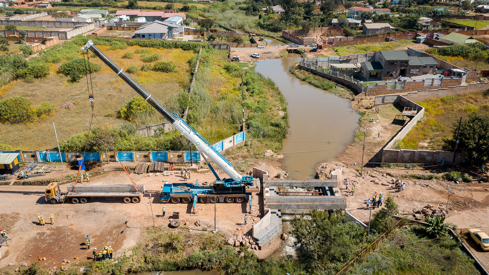 Installation of a beam during the construction of a bridge in DR Congo