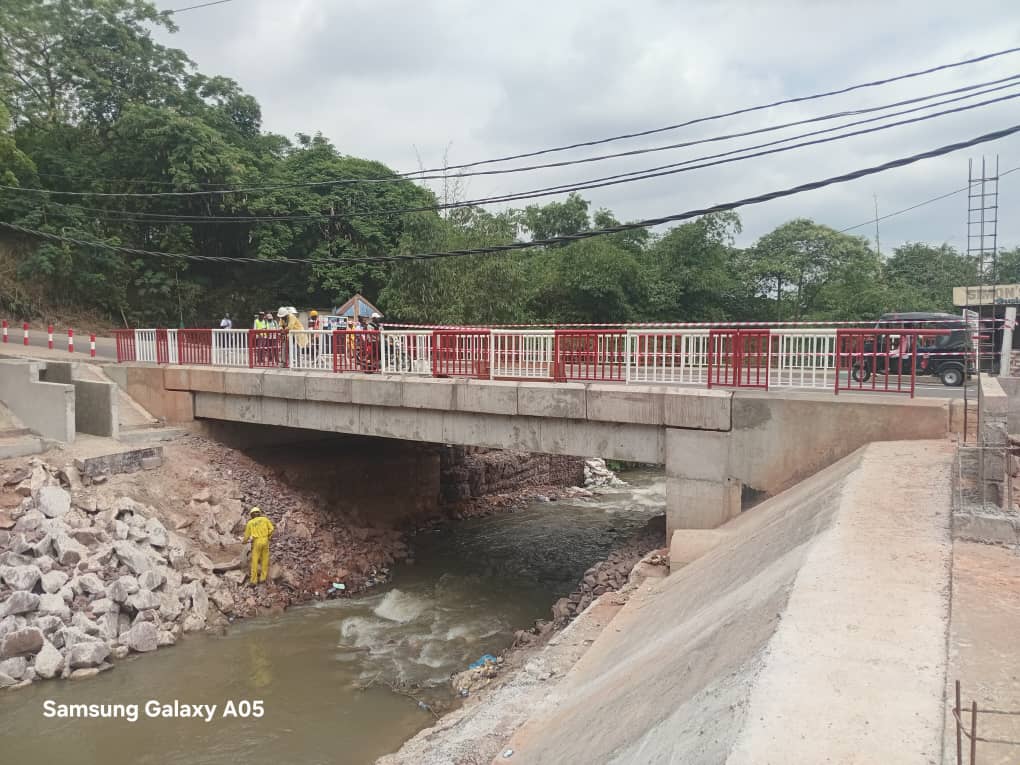 Le pont Mfusu, rehabilité par EGMF en 2025 s’étend sur 15 m et offre une circulation bidirectionnelle sécurisée.