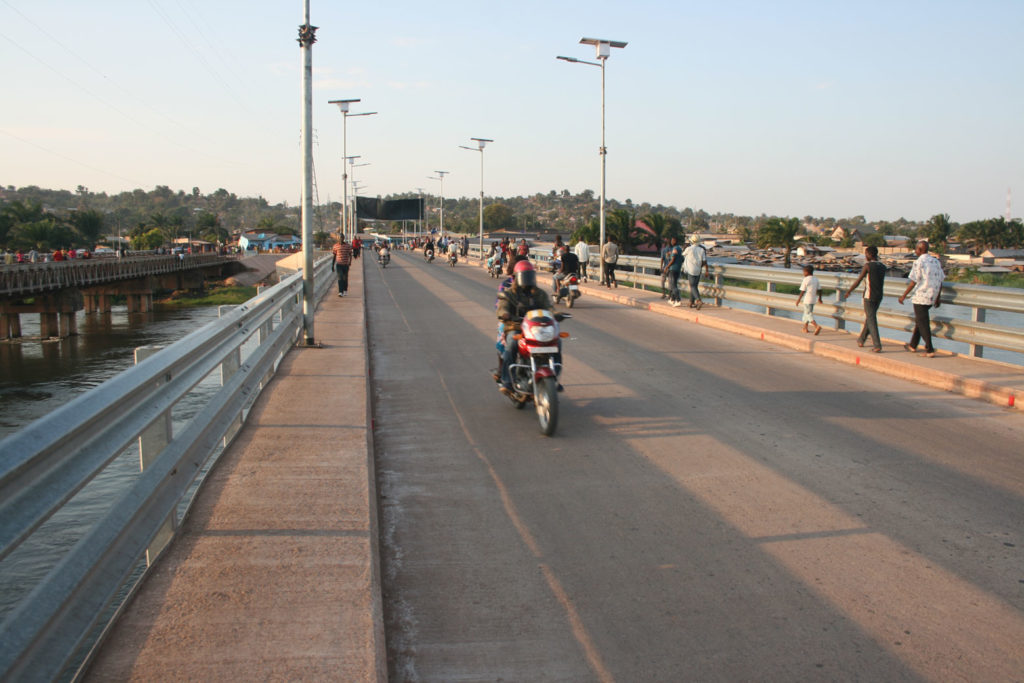 Trafic sur le pont Lukuga, Kalemie, RDC