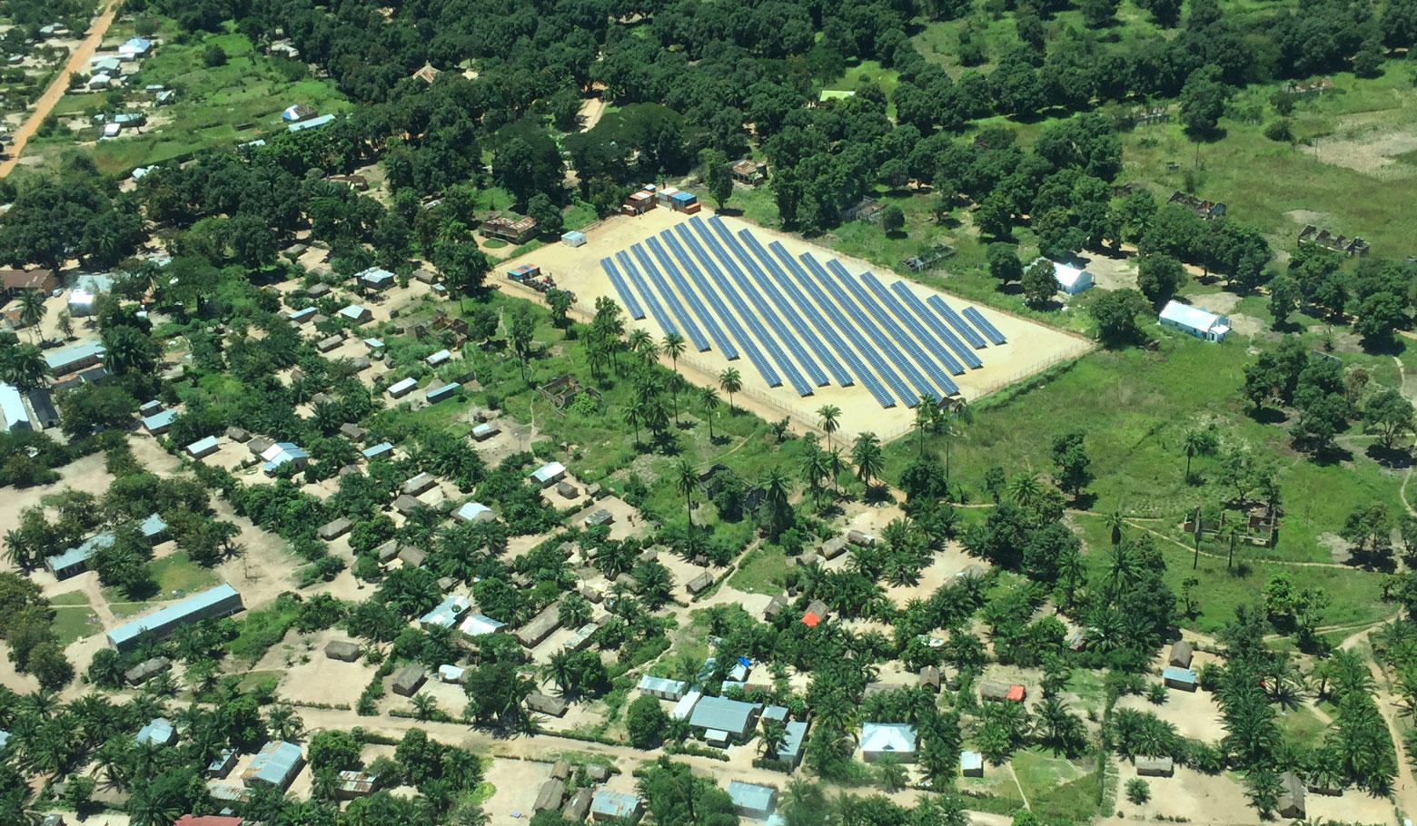 Vue aérienne de la centrale solaire de Manono