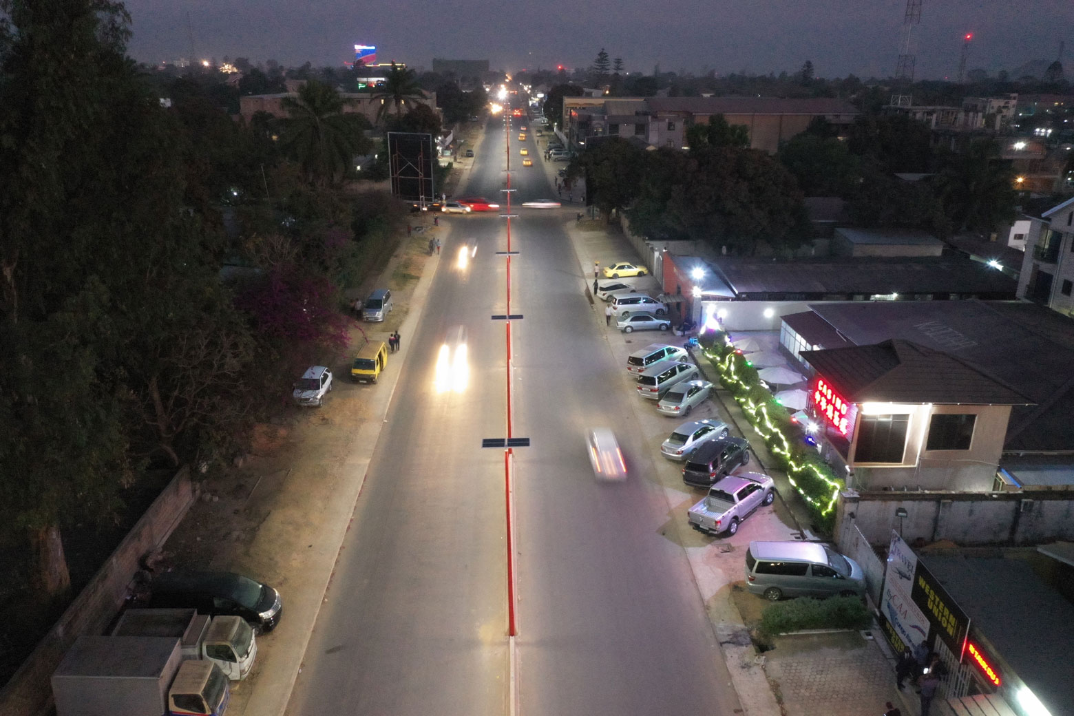 L'avenue Kasa-Vubu a Lubumbashi, éclairée par des luminaires solaires