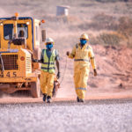 Ouvriers portant un masque sur un chantier en RDC