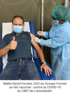Malta David Forrest, CEO du Groupe Forrest se fait vacciner contre la COVID-19 au CMC de Lubumbashi.