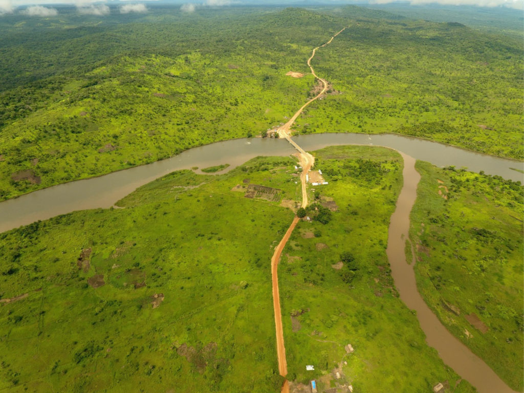 Vue aérienne du pont Nyemba et la route qui relie Kalemie à Kabalo