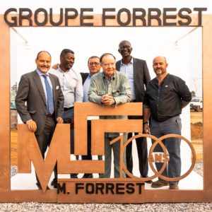 George Arthur Forrest, Malta et Mike Forrest entourés des cadres du groupe Forrest lors des 100 ans d'EGMF