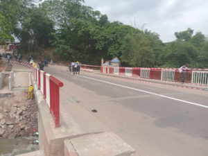 Construction du pont Mfusu par l'Entreprise Générale Malta Forrest (EGMF).